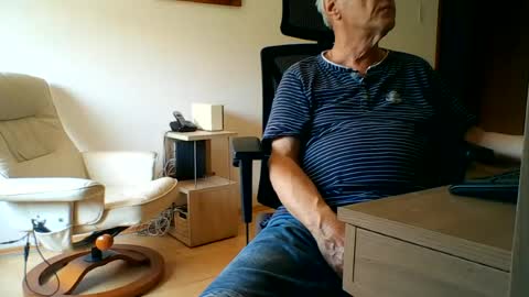 Snapshot of camcologne chatting on 06-27-26, 10:20 camcologne online show from 06-27-26, 10:20