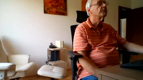Snapshot of camcologne chatting on 07-10-26, 10:40 camcologne online show from 07-10-26, 10:40