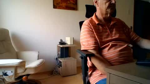 Snapshot of camcologne chatting on 07-17-26, 08:10 camcologne online show from 07-17-26, 08:10