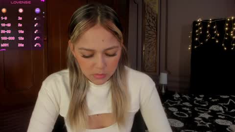 Snapshot of cami_hunter chatting on 12-22-24, 02:27 online show from 12-22-24, 02:27