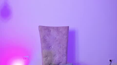 Snapshot of camila_coxx chatting on 05-29-26, 01:47 s online show from 05-29-26, 01:47