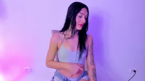 Snapshot of camila_coxx chatting on 05-29-26, 06:28 s online show from 05-29-26, 06:28