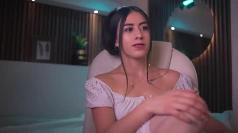 camila_martinez9 online show from 10-01-25, 11:38