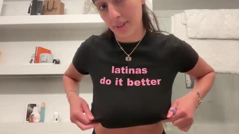 Snapshot of camiliakxoxo chatting on 02-20-25, 04:07 camiliakxoxo online show from 02-20-25, 04:07