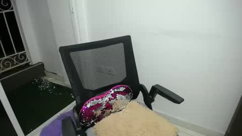 Snapshot of candacesxhot chatting on 02-15-25, 05:51 cumorsmooke online show from 02-15-25, 05:51