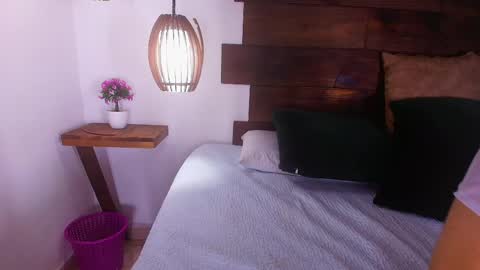 Snapshot of candy_feett chatting on 04-17-26, 08:45 Jolie online show from 04-17-26, 08:45