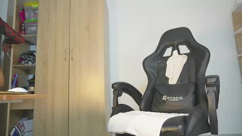Snapshot of candy_hes chatting on 04-19-26, 08:33 Nickol online show from 04-19-26, 08:33