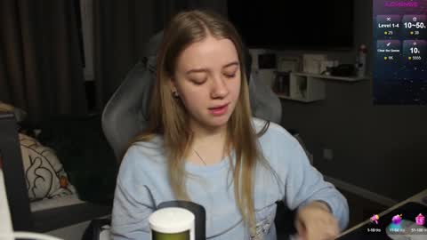 Snapshot of candy_meggie chatting on 12-09-24, 04:37 Megan online show from 12-09-24, 04:37