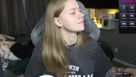 Snapshot of candy_meggie chatting on 12-16-24, 01:22 Megan online show from 12-16-24, 01:22