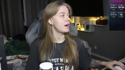 Snapshot of candy_meggie chatting on 12-18-24, 03:11 Megan online show from 12-18-24, 03:11