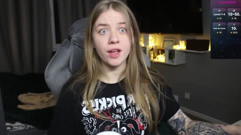 Snapshot of candy_meggie chatting on 01-06-25, 04:34 Megan online show from 01-06-25, 04:34