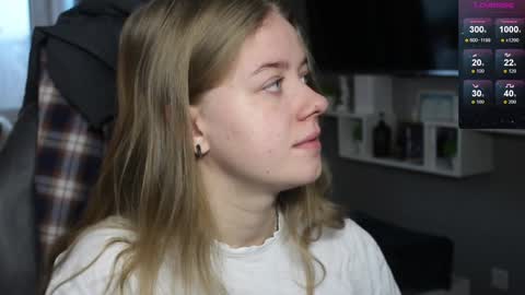 Snapshot of candy_meggie chatting on 01-23-25, 12:30 Megan online show from 01-23-25, 12:30