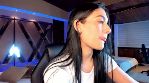 Snapshot of carina_rossi chatting on 01-29-25, 11:30 Carina online show from 01-29-25, 11:30