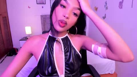 Snapshot of carley_lux chatting on 10-21-25, 03:35 carley lux online show from 10-21-25, 03:35