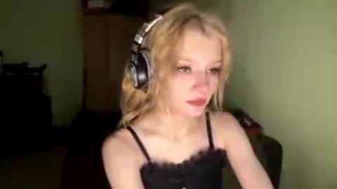 Elina online show from 06-19-26, 11:52