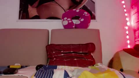 Snapshot of caro_milf_ chatting on 12-25-24, 08:29 Caro milf online show from 12-25-24, 08:29