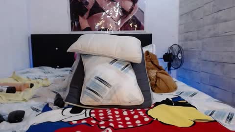 Snapshot of caro_milf_ chatting on 02-21-25, 06:40 Caro milf online show from 02-21-25, 06:40