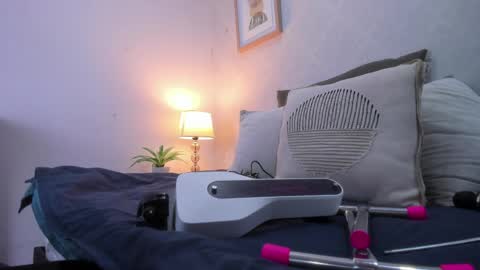 Snapshot of caroline_dh chatting on 04-17-26, 11:35 Caroline online show from 04-17-26, 11:35