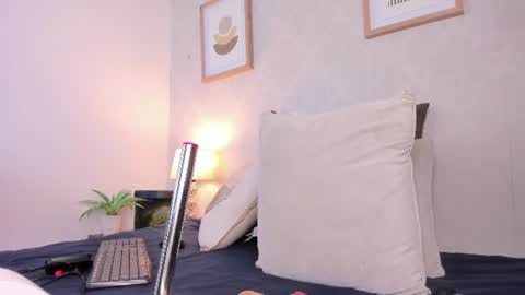 Snapshot of caroline_dh chatting on 06-17-26, 11:34 Caroline online show from 06-17-26, 11:34