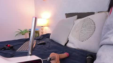 Snapshot of caroline_dh chatting on 06-18-26, 11:36 Caroline online show from 06-18-26, 11:36
