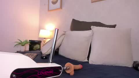 Snapshot of caroline_dh chatting on 06-19-26, 11:36 Caroline online show from 06-19-26, 11:36