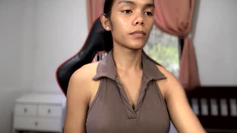 Snapshot of caroline_east chatting on 05-17-26, 01:03 caroline_east online show from 05-17-26, 01:03