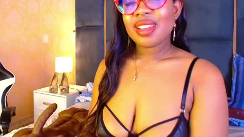 Snapshot of caseymoon chatting on 12-05-25, 12:47 Casey online show from 12-05-25, 12:47