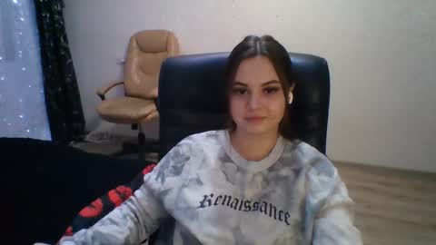 Snapshot of cassandrademello chatting on 11-15-25, 12:13 Eli online show from 11-15-25, 12:13