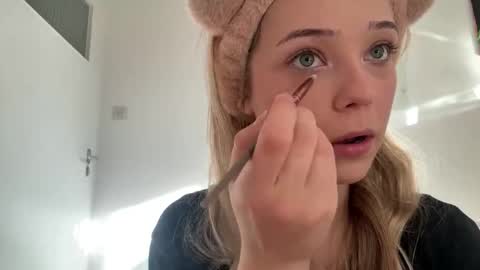 Olivia online show from 03-17-26, 03:48