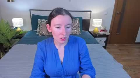 Snapshot of catherinewalls chatting on 06-17-26, 10:10 Catrin online show from 06-17-26, 10:10
