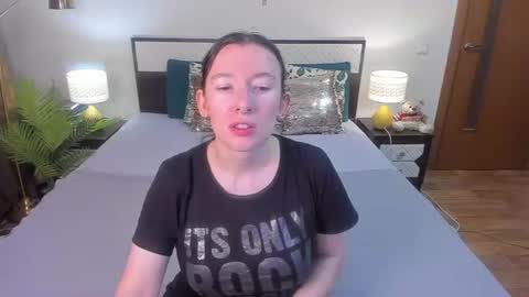 Snapshot of catherinewalls chatting on 07-06-26, 02:52 Catrin online show from 07-06-26, 02:52