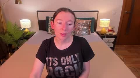 Snapshot of catherinewalls chatting on 07-07-26, 02:03 Catrin online show from 07-07-26, 02:03