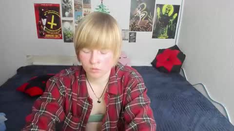 Snapshot of cattie_w_ chatting on 02-22-26, 01:18 cattie_w_ online show from 02-22-26, 01:18