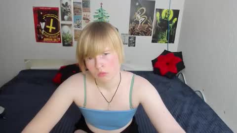 Snapshot of cattie_w_ chatting on 03-03-26, 01:12 cattie_w_ online show from 03-03-26, 01:12