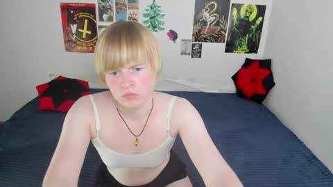 Snapshot of cattie_w_ chatting on 06-16-26, 01:19 cattie_w_ online show from 06-16-26, 01:19