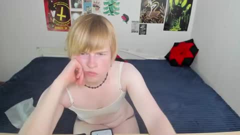 Snapshot of cattie_w_ chatting on 06-17-26, 01:19 cattie_w_ online show from 06-17-26, 01:19