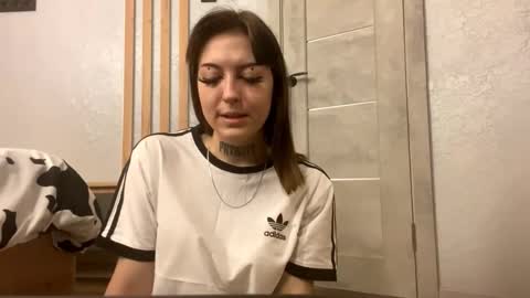 Snapshot of cecilyrolek chatting on 02-18-26, 02:13 Gloria online show from 02-18-26, 02:13