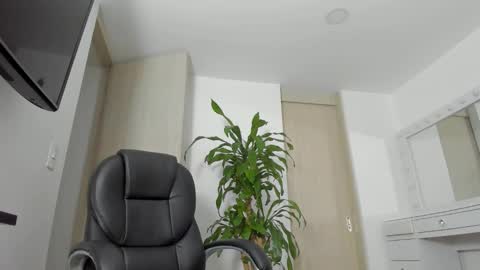 Snapshot of charlotte_tiller chatting on 10-10-25, 06:12 Yuli online show from 10-10-25, 06:12