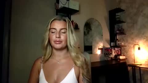 Snapshot of charlottemilfukx chatting on 05-25-26, 11:11 Charlotte online show from 05-25-26, 11:11