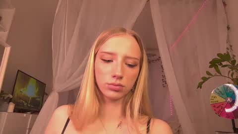 Snapshot of charlottybaby chatting on 11-12-25, 06:19 Charlotte online show from 11-12-25, 06:19