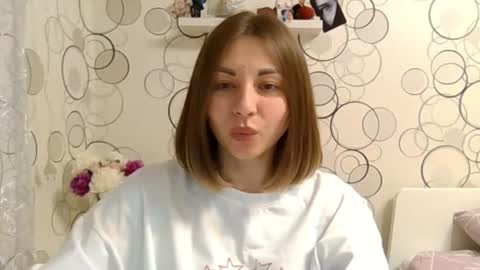 Snapshot of charming__chick chatting on 06-18-26, 05:50 charming__chick online show from 06-18-26, 05:50