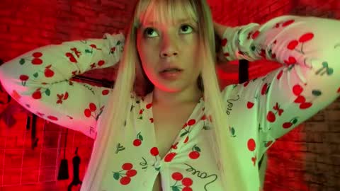 Snapshot of cherry_xoxx chatting on 10-24-25, 11:39     online show from 10-24-25, 11:39