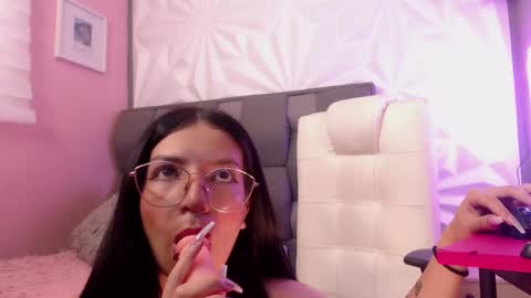 Snapshot of chiaraa_fiore chatting on 02-15-25, 08:01 Chiara online show from 02-15-25, 08:01