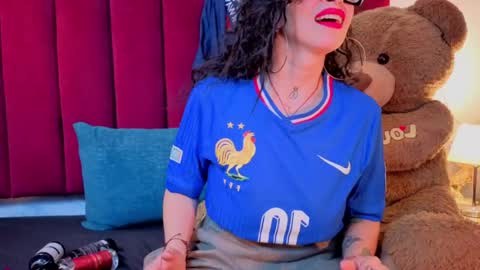 Snapshot of chiarajjones chatting on 07-04-26, 12:44 CHIARA online show from 07-04-26, 12:44