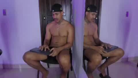Snapshot of chirshot21_ chatting on 07-08-26, 12:20 Chris online show from 07-08-26, 12:20