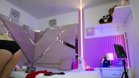 Snapshot of chloe__jones_ chatting on 05-29-26, 01:20 Chloe online show from 05-29-26, 01:20