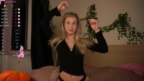 Arianaa Mourrr online show from 10-30-25, 04:14