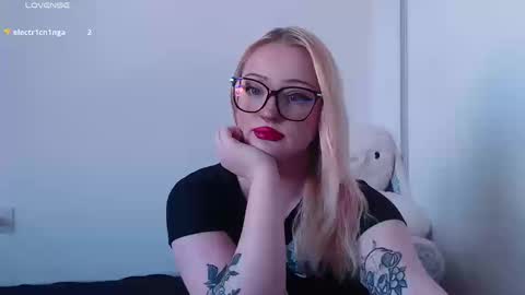 Snapshot of chloe_levine chatting on 09-12-25, 09:15 Chloe Levine online show from 09-12-25, 09:15