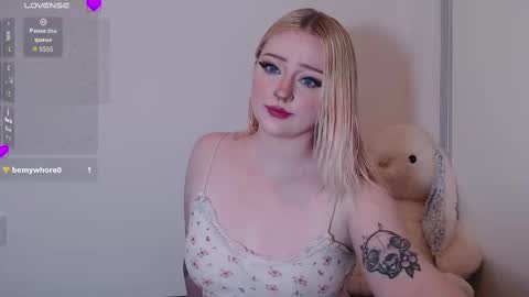 Snapshot of chloe_levine chatting on 09-14-25, 09:25 Chloe Levine online show from 09-14-25, 09:25