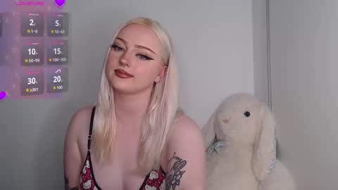 Snapshot of chloe_levine chatting on 09-20-25, 10:00 Chloe Levine online show from 09-20-25, 10:00